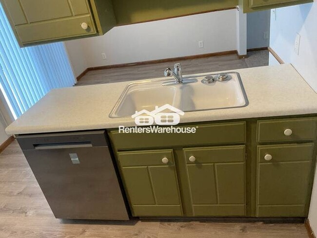 Building Photo - Available now - like new 2 bed 1 bath duplex in Saint Paul - Battle Creek