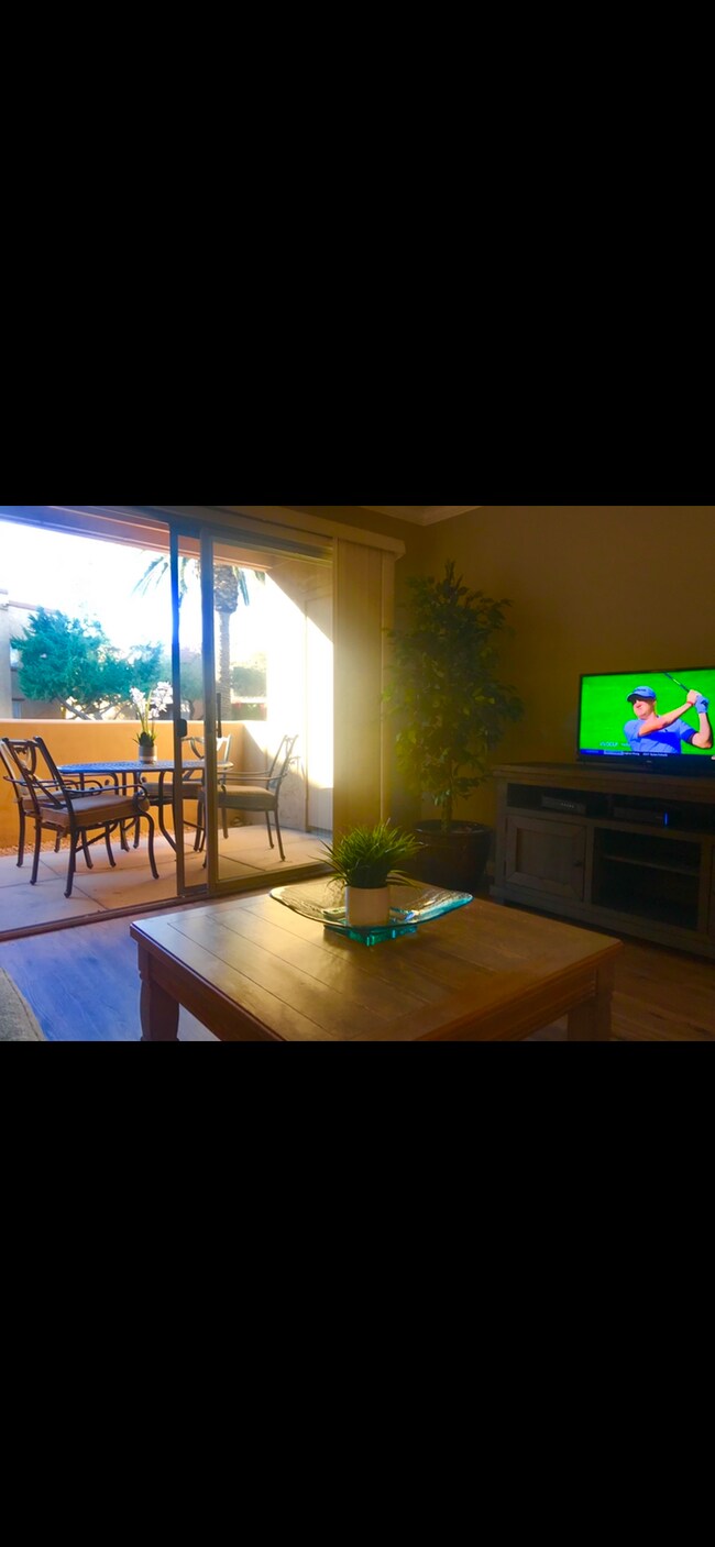 Vista del balcón privado y los jardines. - 8256 E Arabian Trl
