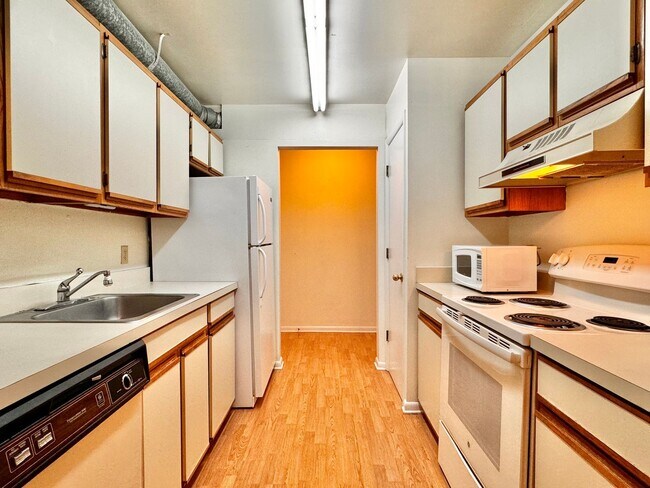 Foto del edificio - 2 Bedroom/2 Bath Condo near shopping with den, community Pool and more!