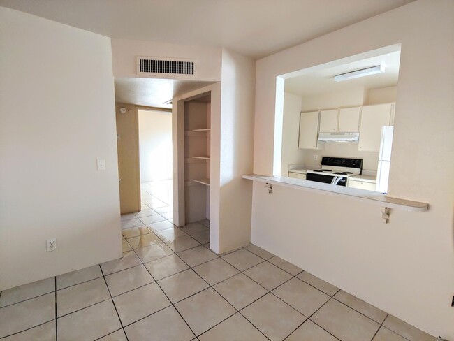 Breakfast counter - 2431 N Fontana Ave