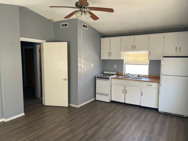 Kitchen - 1402 Tiffany Rd