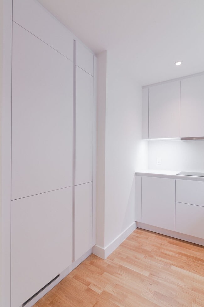 Building Photo - 5552 Snowdon Street