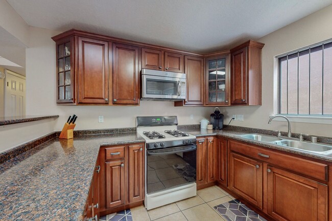 Building Photo - UNSER/LADERA 3 Bedroom  2 Bath  2 car gara...