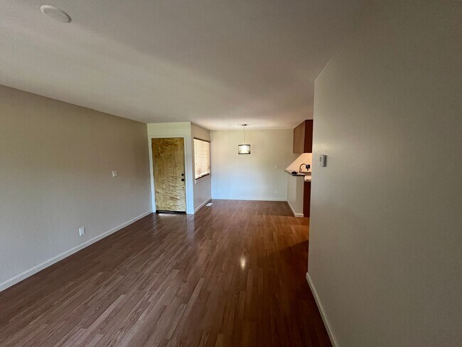 Foto del edificio - Downstairs 2 bedroom unit with parking and...