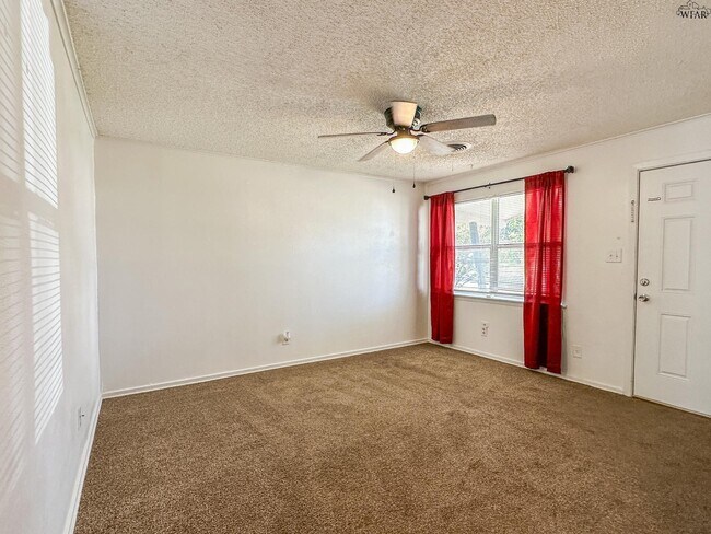 Building Photo - 921 Van Horn St