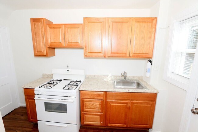 Building Photo - Charming Deanwood 2 bedroom TH with large ...