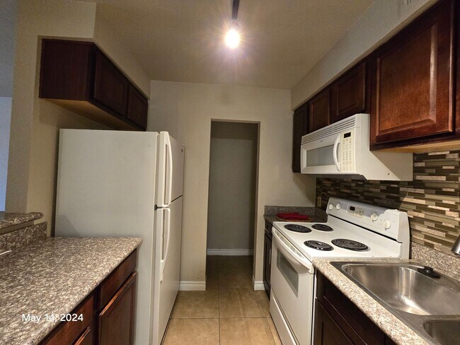 Foto del edificio - Beautiful 2BED / 2BATH Condo nestled in a ...