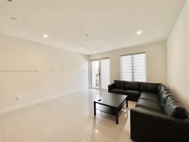 Foto del edificio - 6415 NW 102nd Path