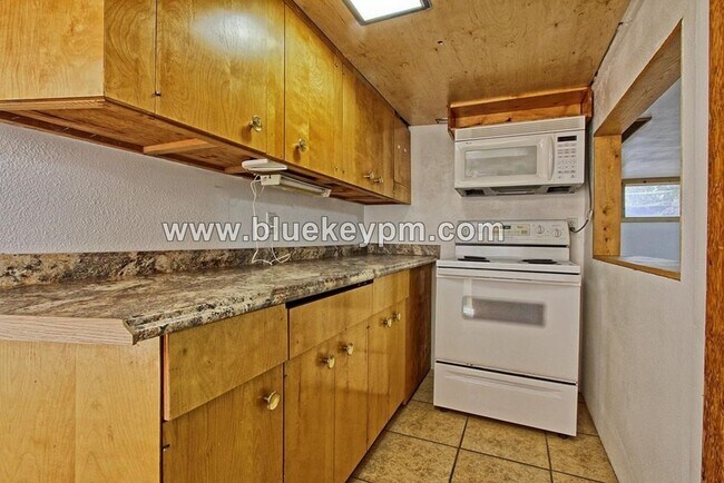 Building Photo - 4 Bed, 3 Bath,  2 Kitchens, 2350 sq ft Fab...