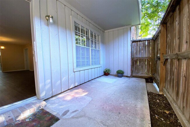 Building Photo - 1223 Augusta Dr