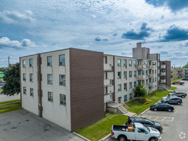 Building Photo - Glen Oaks