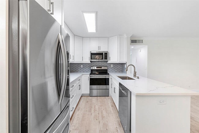 Building Photo - 347 Capri H