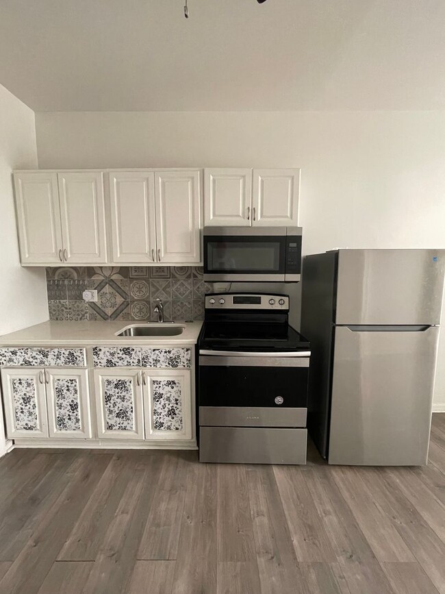 Foto del edificio - Quaint Charles Village Studio w/ A/C & W/D...