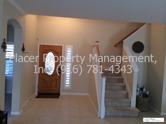 Building Photo - Beautiful Roseville Home with Pool, Master...