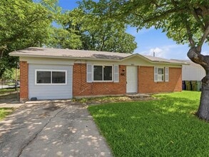 Building Photo - 501 Rosewood Hills Dr