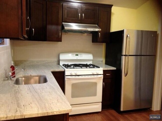 Building Photo - 585 Barnett Pl