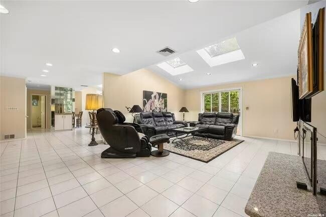 Foto del edificio - 74 Rockland Dr