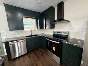 Building Photo - 100 Shady Oaks Ln