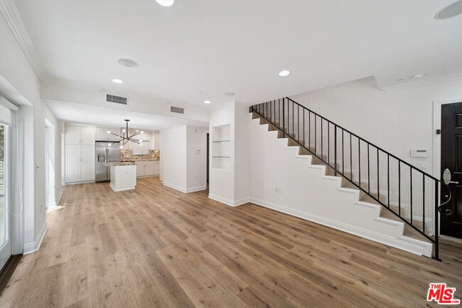 Building Photo - 1529 S Beverly Dr