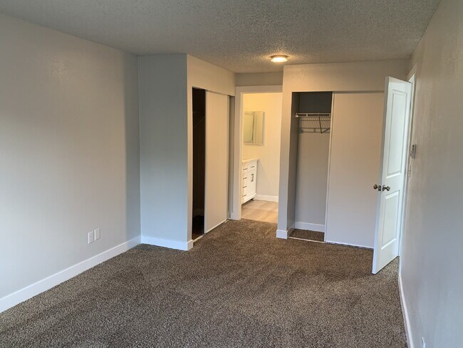 Building Photo - Townhome Available for Move-In!