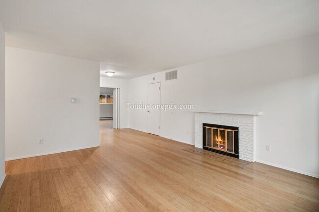Foto del edificio - Bright 3 Bedroom Home with Fenced Backyard in Tigard