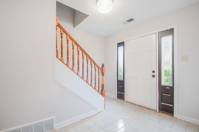 Building Photo - Beautiful 4 bedroom, 2.5 bathroom home on ...