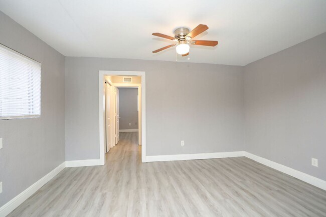 Foto del edificio - 8127 Colonial Ln