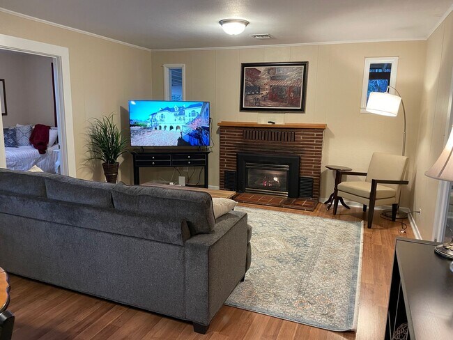 Foto del edificio - Hillside Cottage! Charming home with a view, 3-bd, 1-ba, fireplace, garage $300 Utility Fee