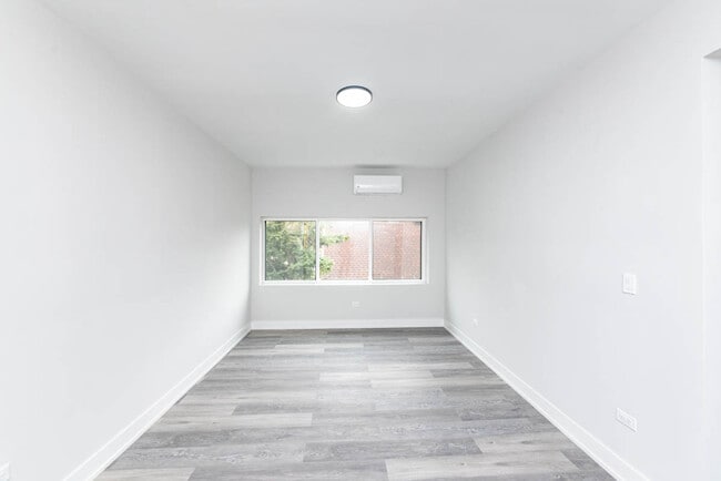 Building Photo - 2000 W 22nd Pl