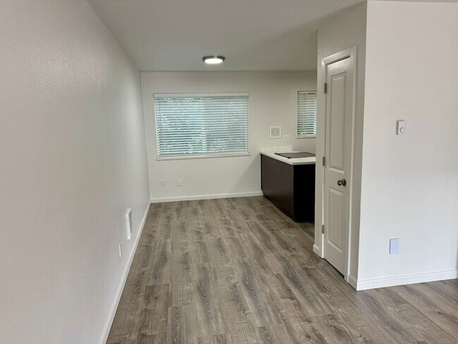 Foto del edificio - Better than Cool 2 bedroom in Creston-Kenilworth