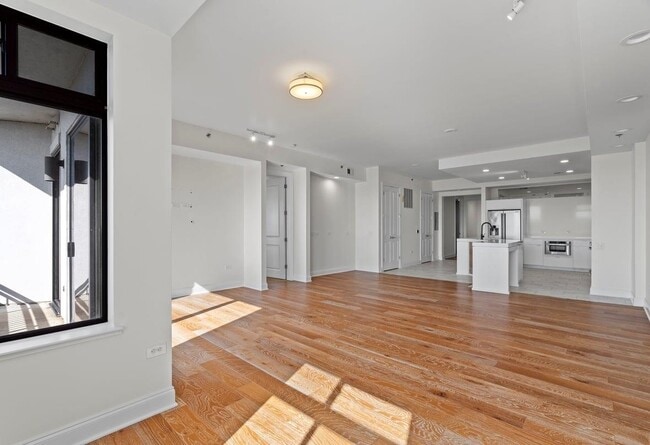 Building Photo - 717 Riverside Dr