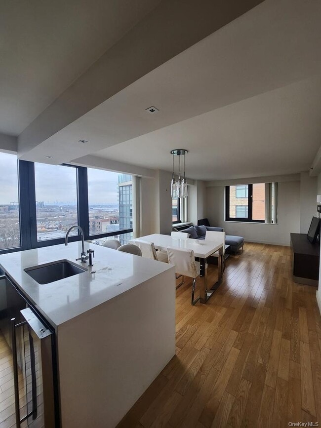 Building Photo - 39-16 Prince St