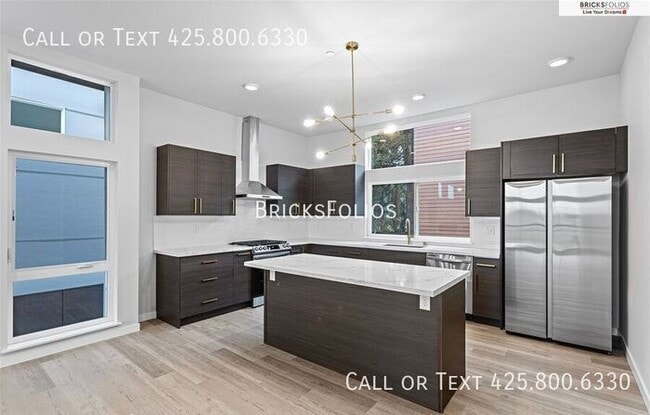 Building Photo - Move-In Ready Townhome with Ground Floor Suite & Views of Olympic Mountains