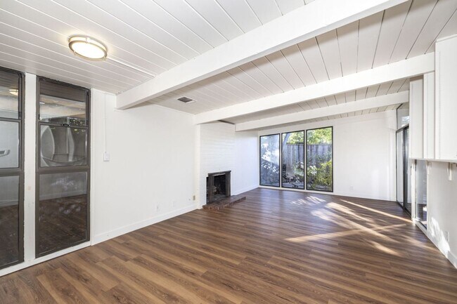 Foto del edificio - Freshly Updated 3 Bed, 2 Bath Eichler w/ Central Heat & AC!