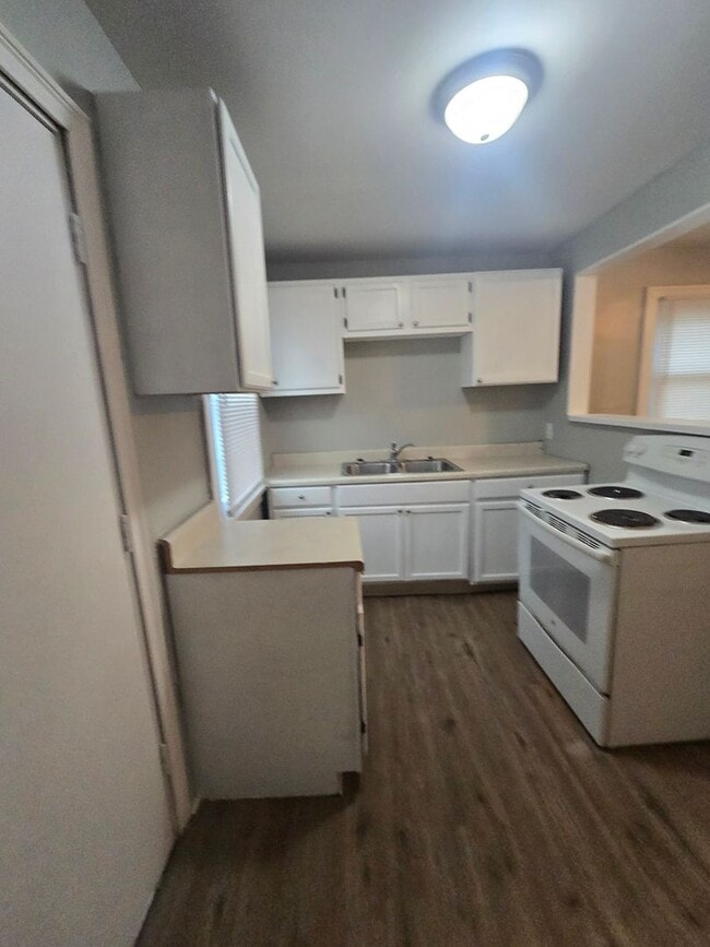 Building Photo - Two Bedroom Home located near 16th and Brookside Parkway