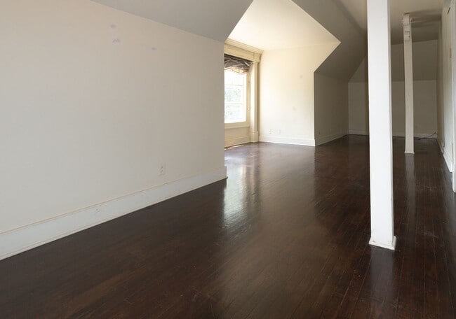 Building Photo - 1432 St James Ct