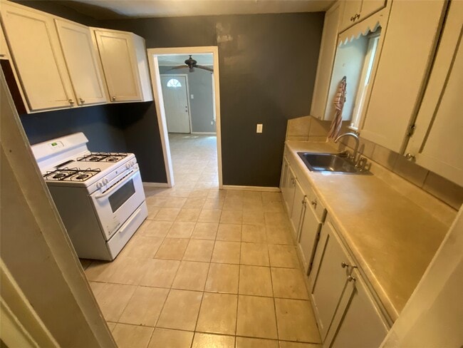 Building Photo - 2103 Holly Dr