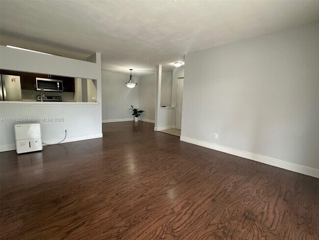 Building Photo - 10410 SW 157th Ct
