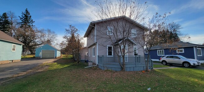 Building Photo - AVAILABLE Now - 3 Bed Home in Cloquet w/3 ...