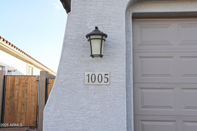 Building Photo - 1005 W Finch Dr