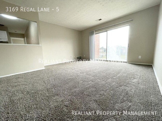 Foto del edificio - Spacious 2-Bedroom Apartment on Regal Lane