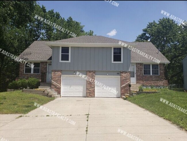 Building Photo - 3 Bedroom Duplex in Olathe North District-Available in AUGUST!!