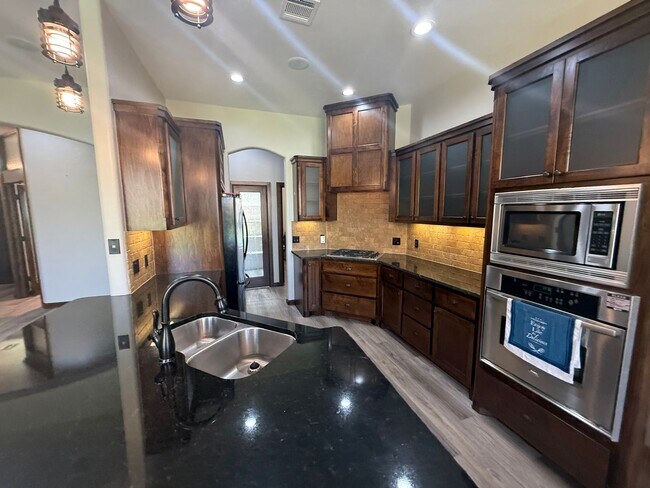 Foto del edificio - 3 bed plus office, Neighborhood amenities include a neighborhood pond, Pool and playground!