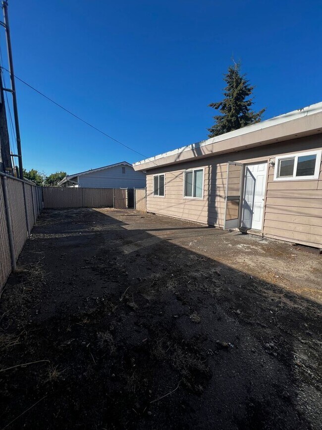 Building Photo - 802-806 Queen Ave SE