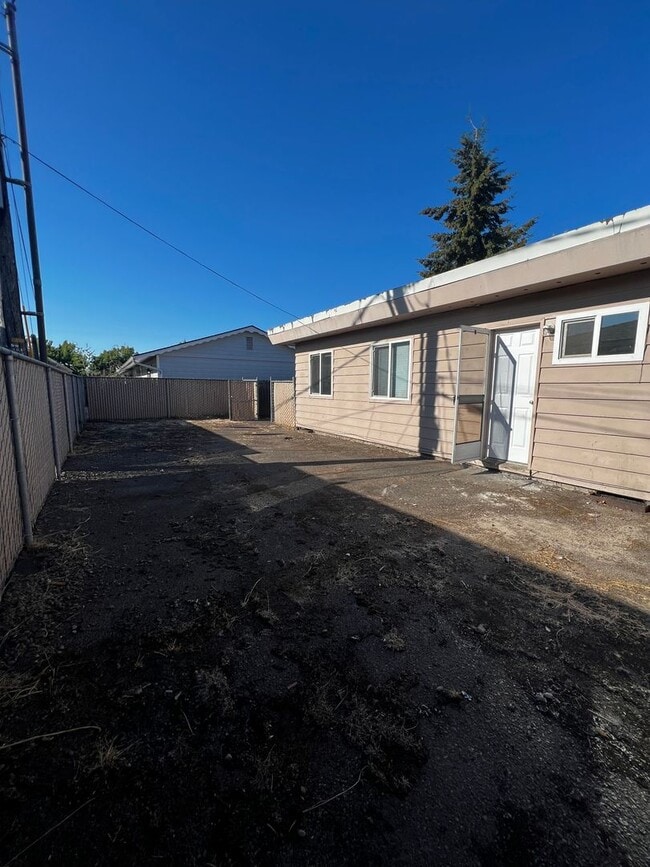 Building Photo - Vine Maple Triplex