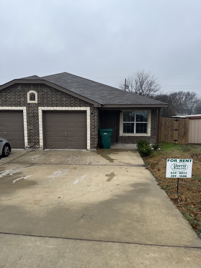 Building Photo - 922 Maplewood Dr