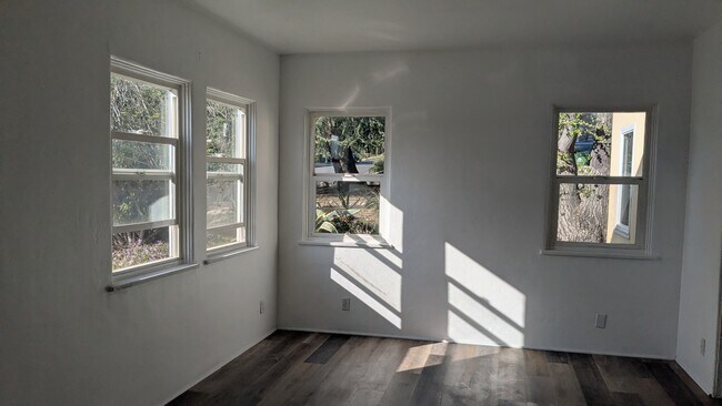 Foto del edificio - 10204 Fairgrove Ave