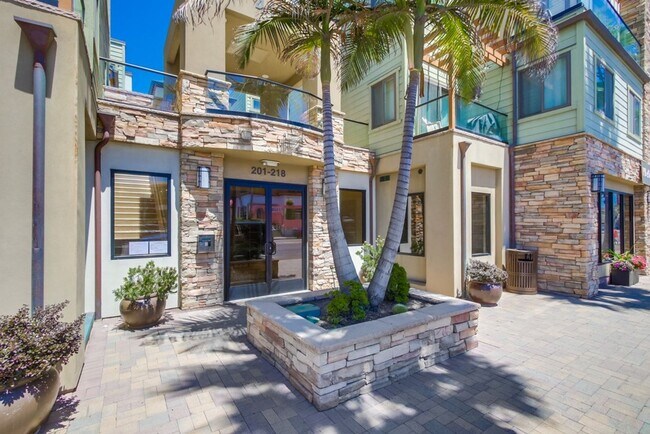 Building Photo - Steps From The Beach w/ All Utilities Included Available Jan - May 2025