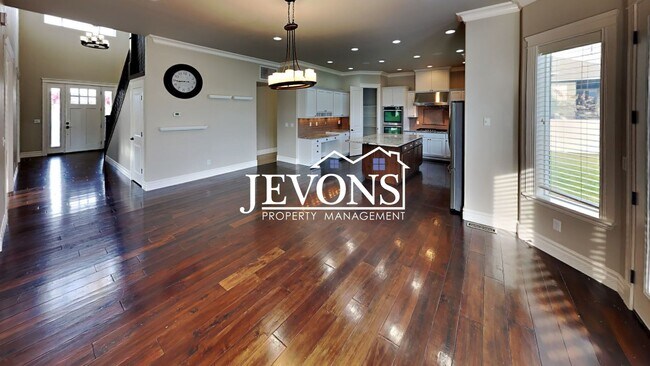 Foto del edificio - $1,000 Rent Credit - Spacious home with fully equipped kitchen, private backyard, 3-car garage, a...