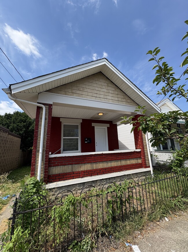 Building Photo - 122 W 15th St